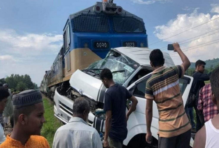 মীরসরাইয়ে ট্রেন দুর্ঘটনা: গেটম্যান সাময়িক বরখাস্ত