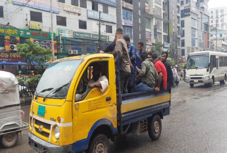 রাজধানীতে তীব্র গণপরিবহন সংকট, ভোগান্তিতে শত শত মানুষ