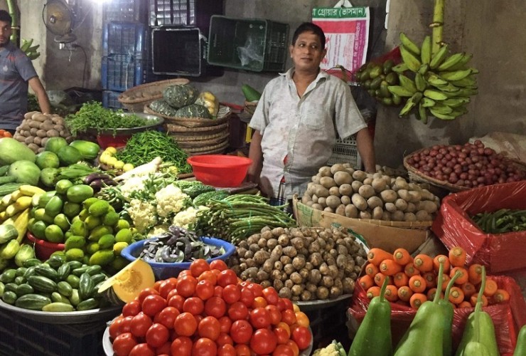 আখাউড়ায় সবজিতে ফিরছে স্বস্তি