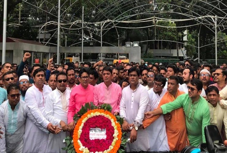 বঙ্গবন্ধুর প্রতিকৃতিতে  ঢাকা মহানগর দক্ষিণ স্বেচ্ছাসেবক লীগের নবগঠিত পূর্ণাঙ্গ কমিটির শ্রদ্ধা