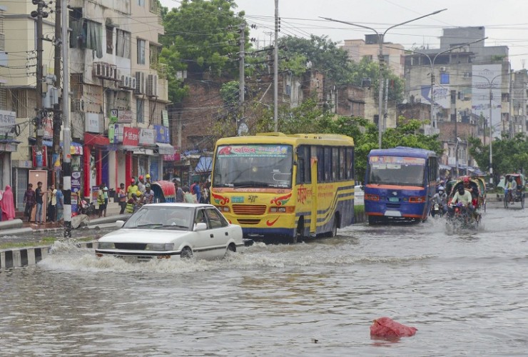 বৃষ্টি ও যানজটে ভোগান্তি নগরবাসীর