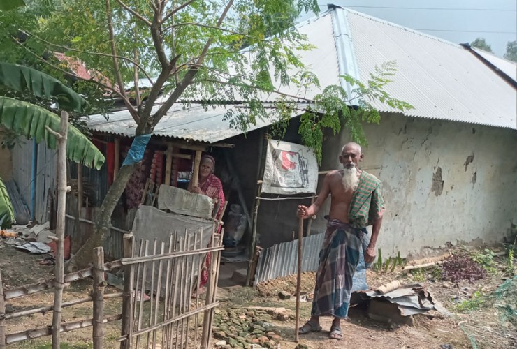 দেড় বছর ধরে বাড়ির রাস্তা বন্ধ, বৃদ্ধা হালিমা অবরুদ্ধ প্রশাসনের হস্তক্ষেপ কামনা