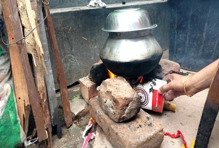 গ্যাস সংকটে অতিষ্ট গাজীপুরের জনজীবন, ইটের চুলায় চলছে রান্না