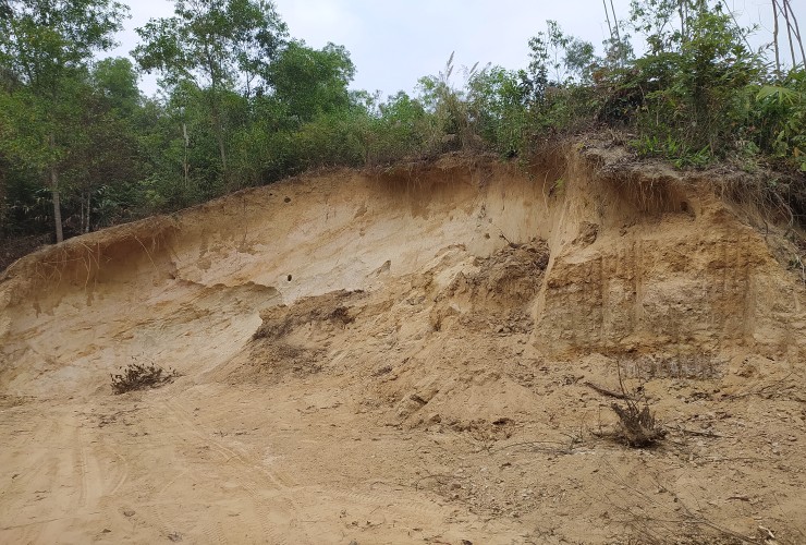 বাঁশখালীতে পাহাড় কেটে মাটি বিক্রি, হুমকির মুখে পরিবেশ