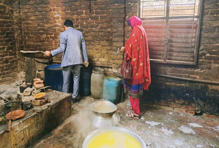 বগুড়ায় দই কারখানায় পঁচা সামগ্রীর  সঙ্গে মাছ, জরিমানা দুই লাখ