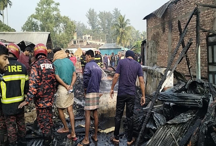 সুবর্ণচরে আগুনে পুড়ল ৬ দোকান