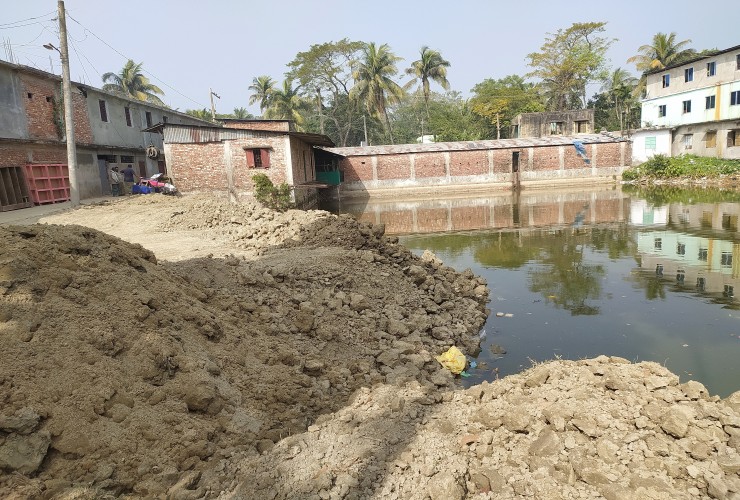 বাঁশখালীতে রাতের আঁধারে ভরাট করা হচ্ছে শতবর্ষী দারোগা পুকুর