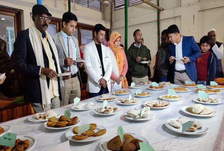 নতুন প্রজন্মের সাথে পরিচয় করিয়ে দিতে পাবনায় পিঠা উৎসব