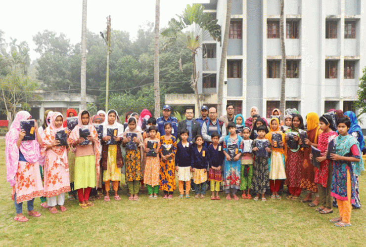 পুলিশ সুপারের উদ্যোগে চুয়াডাঙ্গা শিশু পরিবারের এতিম শিশুদের মাঝে শীতবস্ত্র বিতরণ