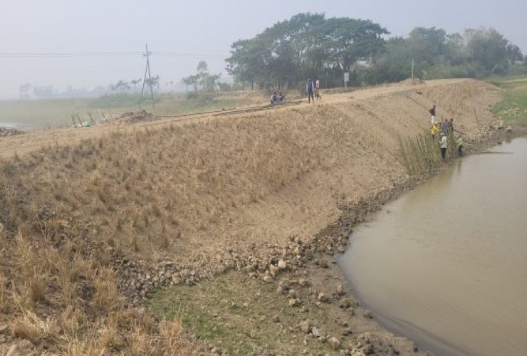 শান্তিগঞ্জে বালুমাটি দিয়ে নির্মাণ করা হচ্ছে ফসলরক্ষা বাঁধ!