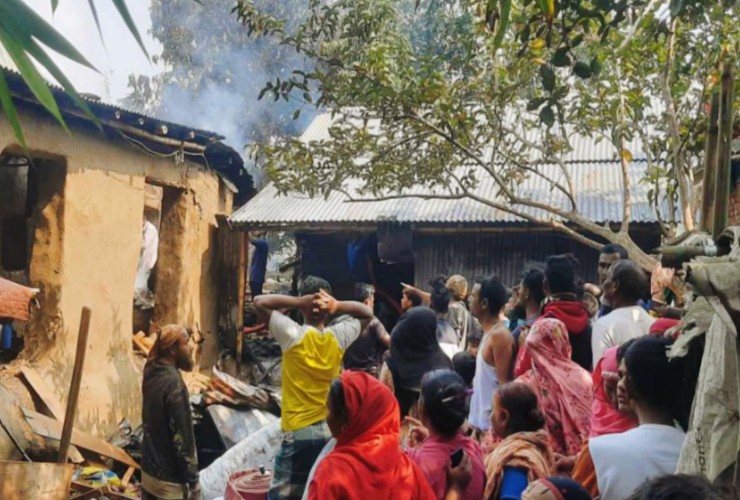 বগুড়ায় বসতবাড়িতে আগুন লেগে ৫ লাখ টাকার ক্ষতি