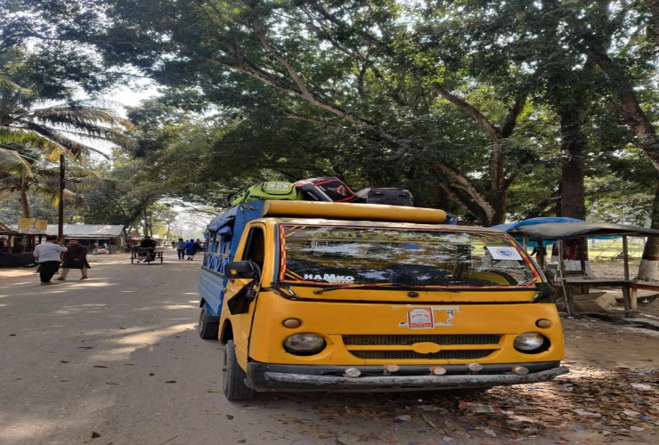 বরাদ্দ নেই বাস; লেগুনায় চড়ে ক্যাম্পাস ত্যাগ ইবি ক্রিকেট দলের