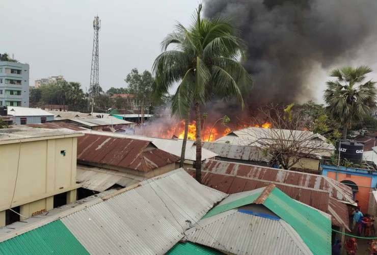 কোনাবাড়ীতে ঝুট গুদামে আগুন, নিয়ন্ত্রণে কাজ করছে ফায়ার সার্ভিসের ৭ ইউনিট