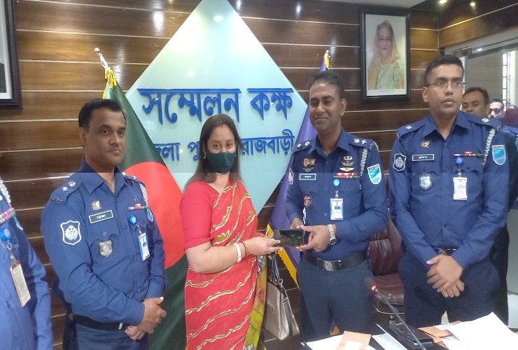 রাজবাড়ী‌তে হারা‌নো ১০৯টি মোবাইল উদ্ধার ক‌রে মা‌লিক‌কে দি‌লো পু‌লিশ