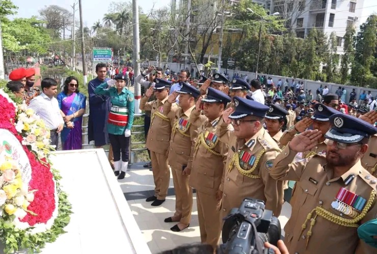 বরিশালে বঙ্গবন্ধুর প্রতিকৃতিতে বিএমপি কমিশনার এর শ্রদ্ধা নিবেদন